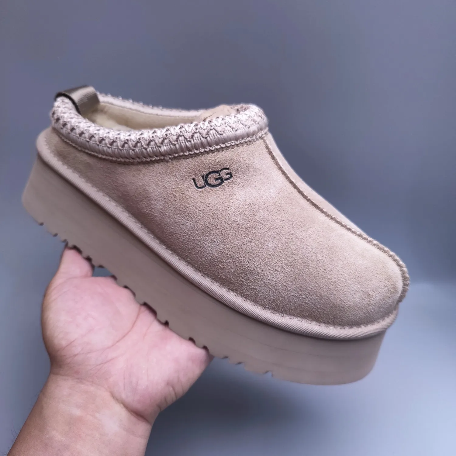 💰440 UGG sheepskin all-in-one snow boots 2553 co-branded national trend style thick-soled one-leg women’s snow boots🐾~ 🍭 A co-branded trendy item launched with well-known designer brands Feng Chen Wang and TELFAR. Zhou Dongyu & Wang Jiaer’s same style Fang Kete boots. The slip-on design makes it easy to put on and take off, and can be used indoors or outdoors. The exotic edging design is eye-catching, and it is definitely worth buying~ 🍭Material: cowhide➕sheep fur Outsole: rubber (light wing technology) 🍭Color: black, maroon, sand, dark green, light gray, chocolate, beige, walnut, brown, dark gray, red 🍭Number of codes: 35-42